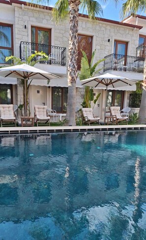 Una piscina al aire libre