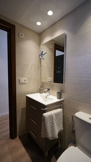 Doccia, asciugacapelli, asciugamani, sapone