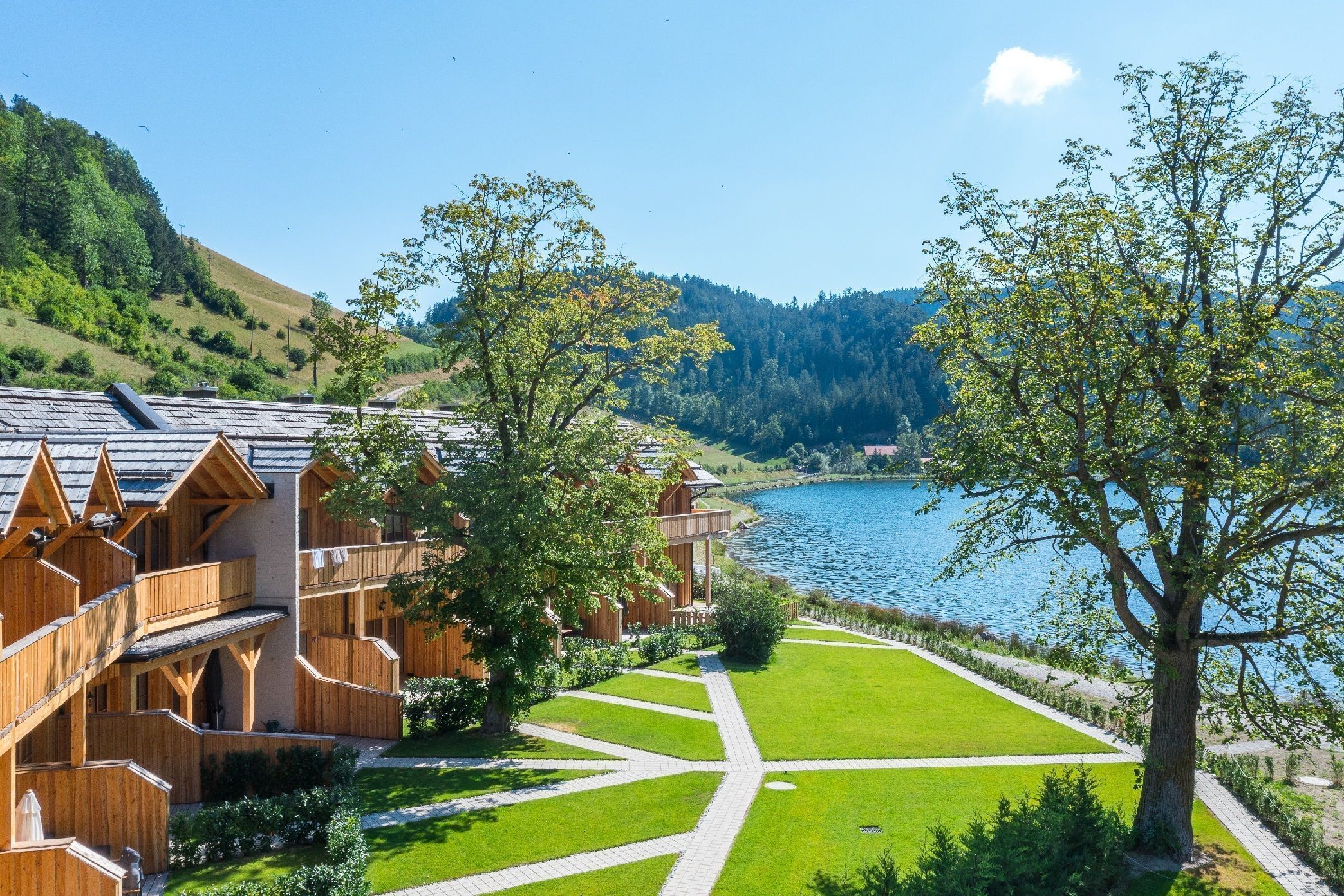 Gebäudeansicht mit See