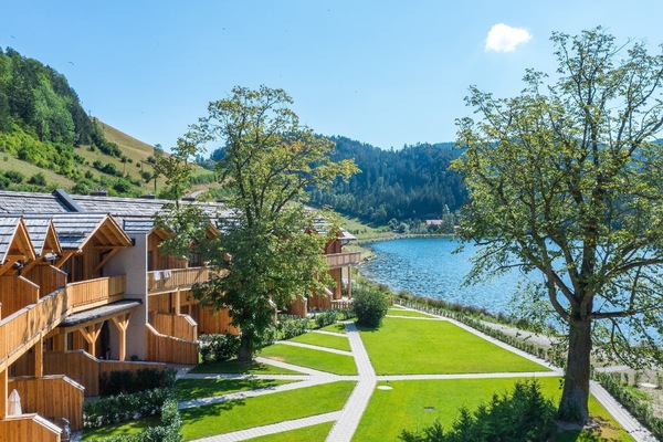 Gebäudeansicht mit See