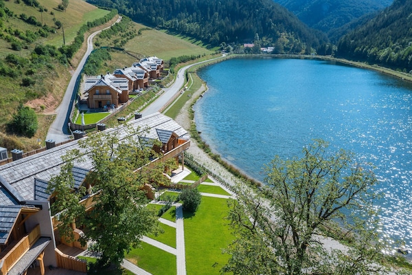 Gebäudeansicht mit Blick auf den See