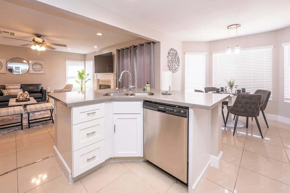 ثلاجة، ميكروويف، فرن، موقد طهي مسطح