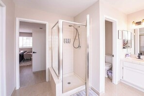 Dusche, Haartrockner, Handtücher, Seife