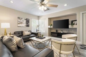 TV - ❤️Classy 4BR Home with Pool Table & BBQ in NLV (North Las Vegas)