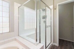 Ducha, secador de pelo, shampoo