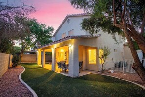 Exterior - ❤️Classy 4BR Home with Pool Table & BBQ in NLV (North Las Vegas)