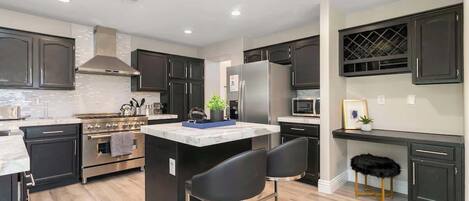 Frigorífico, microondas, horno y placa de cocina