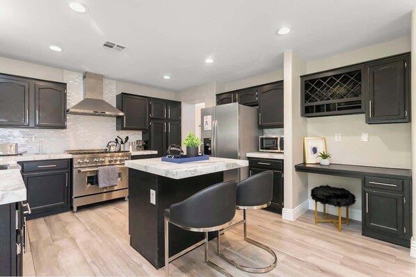 Fridge, microwave, oven, stovetop - ❤️Classy 4BR Home with Pool Table & BBQ in NLV (North Las Vegas)