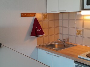 Kühlschrank, Mikrowelle, Herdplatte, Toaster
