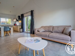 TV - Modern Cottage Between Cholet and Nantes with Terrace and Pond (Sèvremoine)