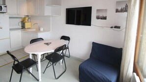 Unclassified image, 4 of 16, button - Studio Cabin Apartment at the Foot of the Slopes with Mountain View, Balcony, and Close to Amenities (Auris)