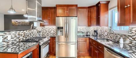 Réfrigérateur, four à micro-ondes, un four, surface de cuisson