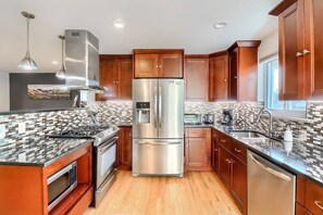 Geladeira, micro-ondas, fogão, cooktop