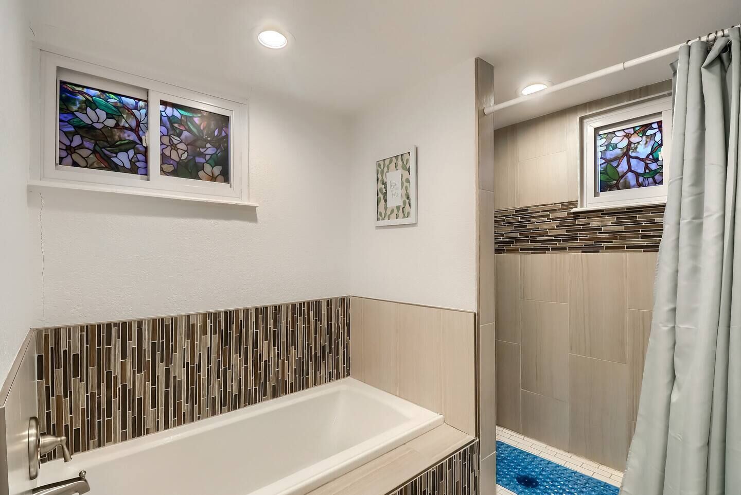 Haartrockner, Handtücher, Seife, Shampoo