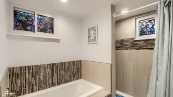 Hårføner, håndklær, såpe og sjampo