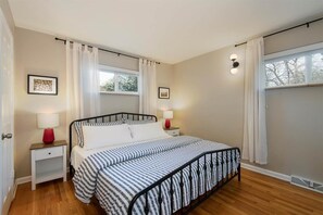 5 bedrooms, iron/ironing board, travel crib, WiFi - Spacious Homestead • 3 Baths • Game Den • Yard (Centennial)