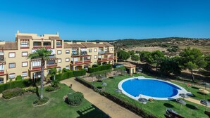 Un hôtel doté d’une piscine, de plusieurs balcons et offrant une vue sur le paysage environnant.