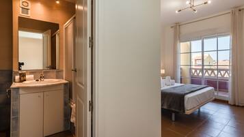 3 slaapkamers, een strijkplank/strijkijzer, gratis wifi, beddengoed