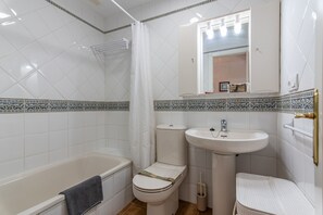 Bañera, secador de pelo y toallas