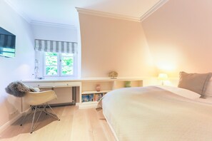 2 bedrooms, desk, iron/ironing board, free WiFi