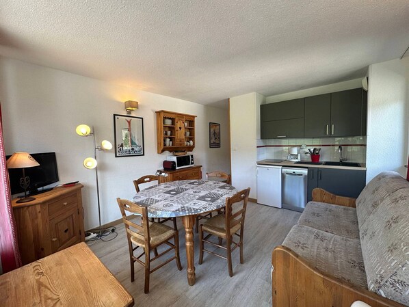 Interior - Beautiful renovated 36m² apartment, no internet, 2 bdrm, 6 beds in Morillon (Morillon 1100)