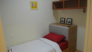 Triple Room, Private Bathroom | Wi-fi percuma, cadar katil 