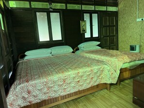 Habitación triple, baño privado | Escritorio, wifi gratis, ropa de cama