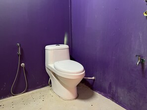 Habitación triple, baño privado | Baño | Ducha y toallas
