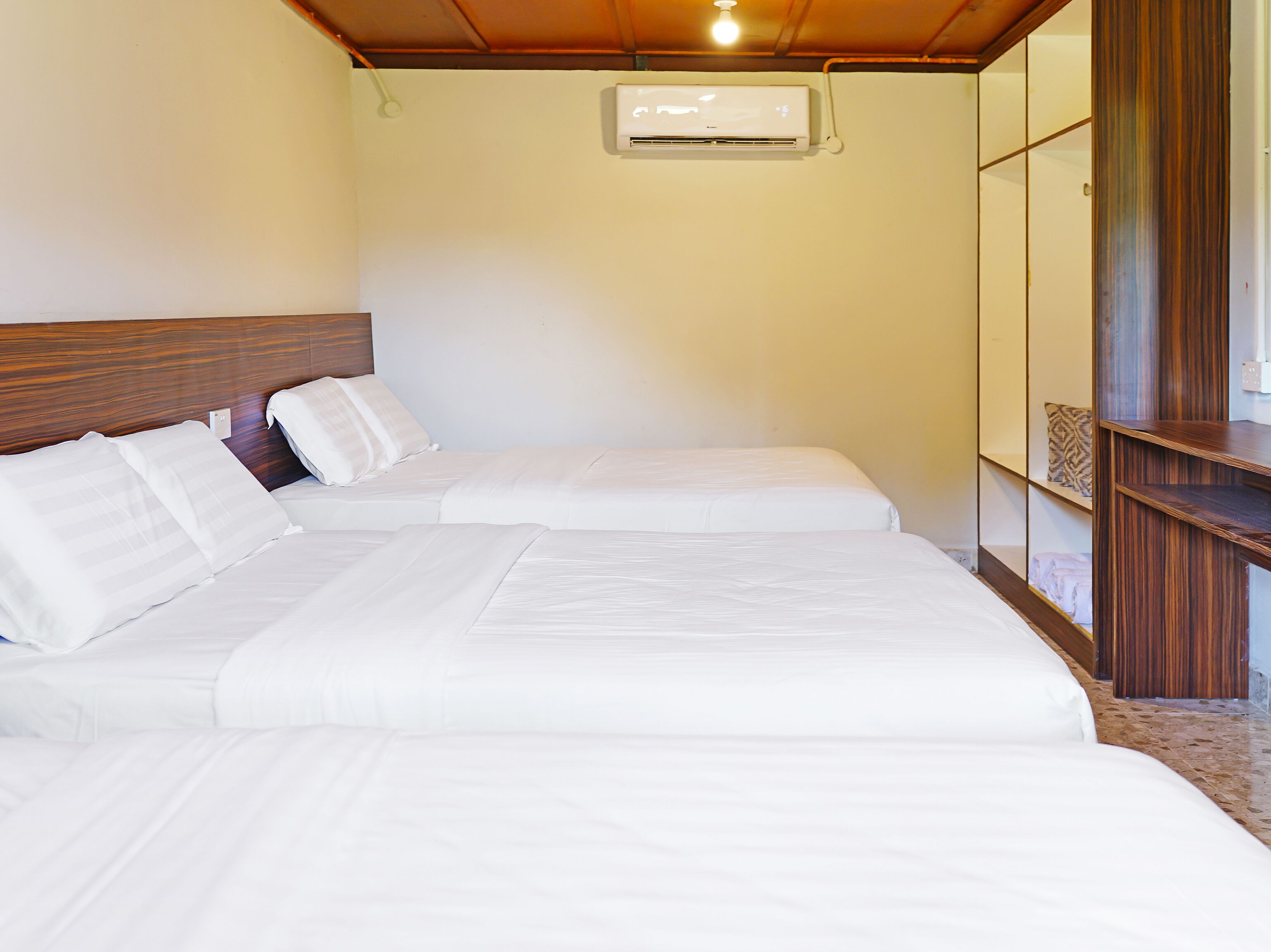 1 bedroom, desk, bed sheets