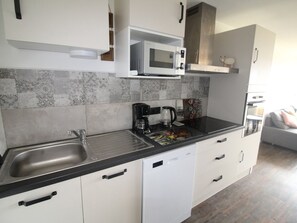 Réfrigérateur, micro-ondes, four, lave-vaisselle