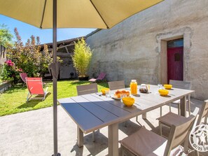 屋外ダイニングエリア