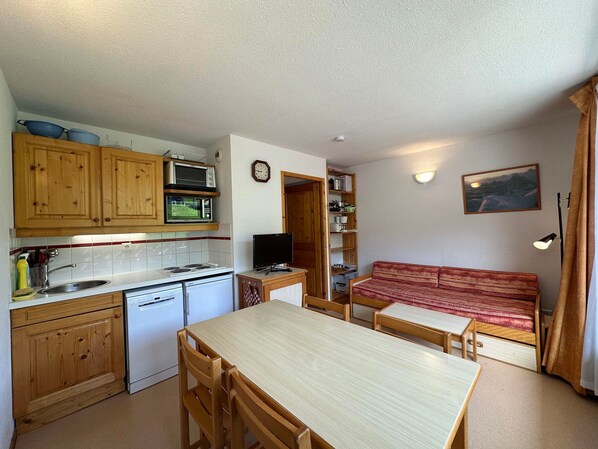 Fridge, microwave, stovetop, dishwasher - 1-Bedroom Apartment, Mountain Corner, Slope Views, Sleeps 4 (Morillon 1100)