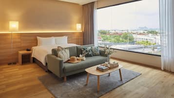 Escritorio, espacio para trabajar con laptop y wifi gratis