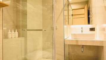 Shower, hair dryer, bidet, towels