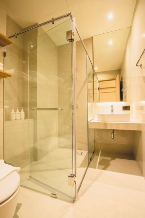 Shower, hair dryer, bidet, towels - Centara Life Wisma Hotel Ratchaburi (Ratchaburi)