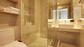 Junior Suite | Bathroom | Shower, hair dryer, bidet, towels