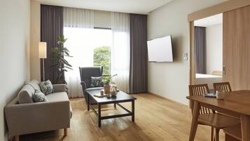 Escritorio, espacio para trabajar con laptop y wifi gratis