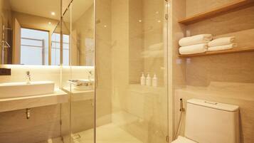 Douche, sèche-cheveux, bidet, serviettes fournies