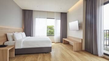 Junior Suite | 1 bedroom, desk, laptop workspace, free WiFi