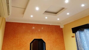 Techo con iluminación empotrada y unidad de ventilación.