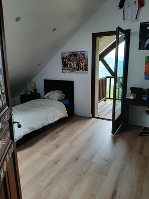 3 habitaciones, escritorio, tabla de planchar con plancha y wifi gratis 