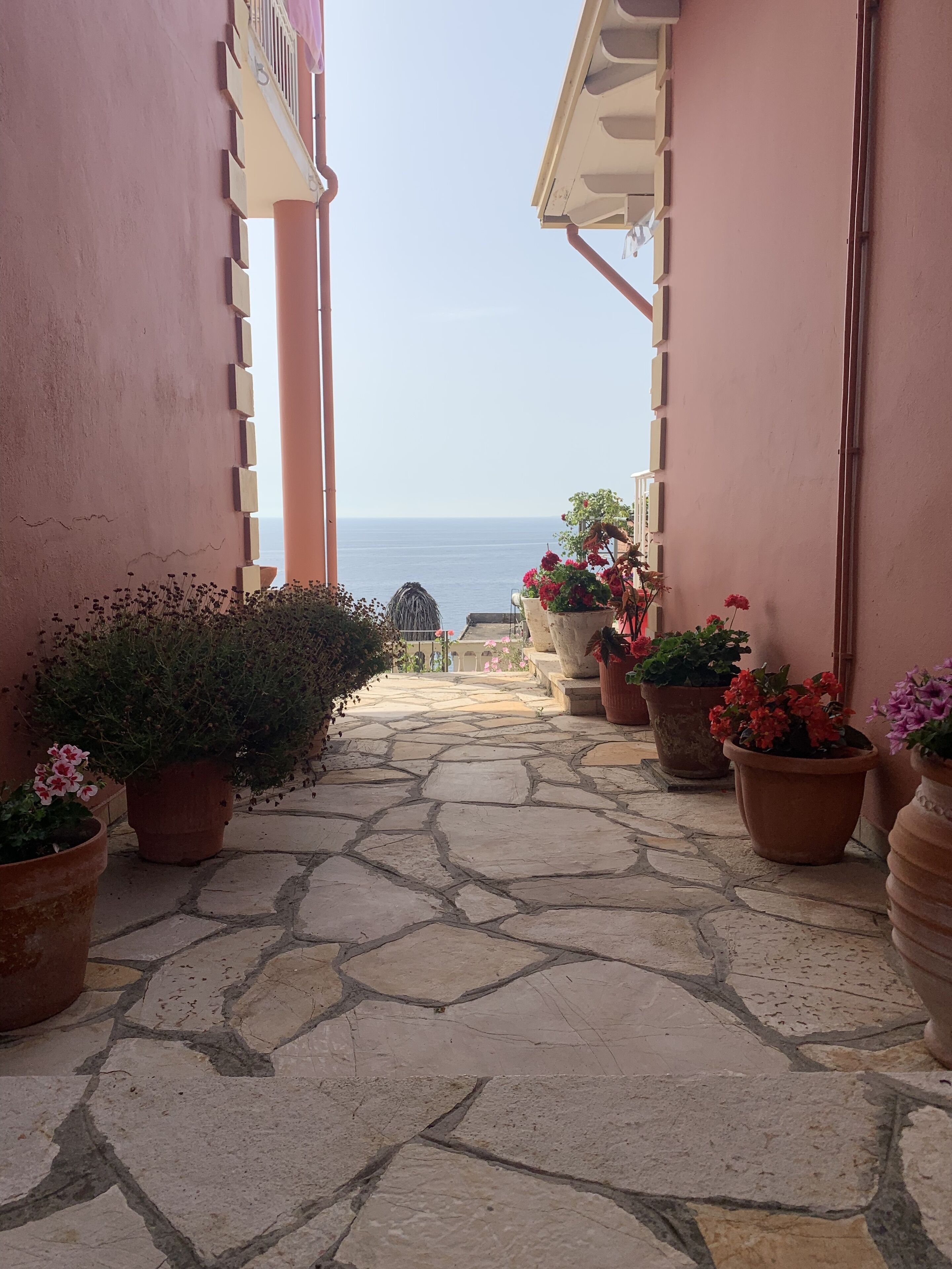 المنطقة المحيطة بالمنشأة