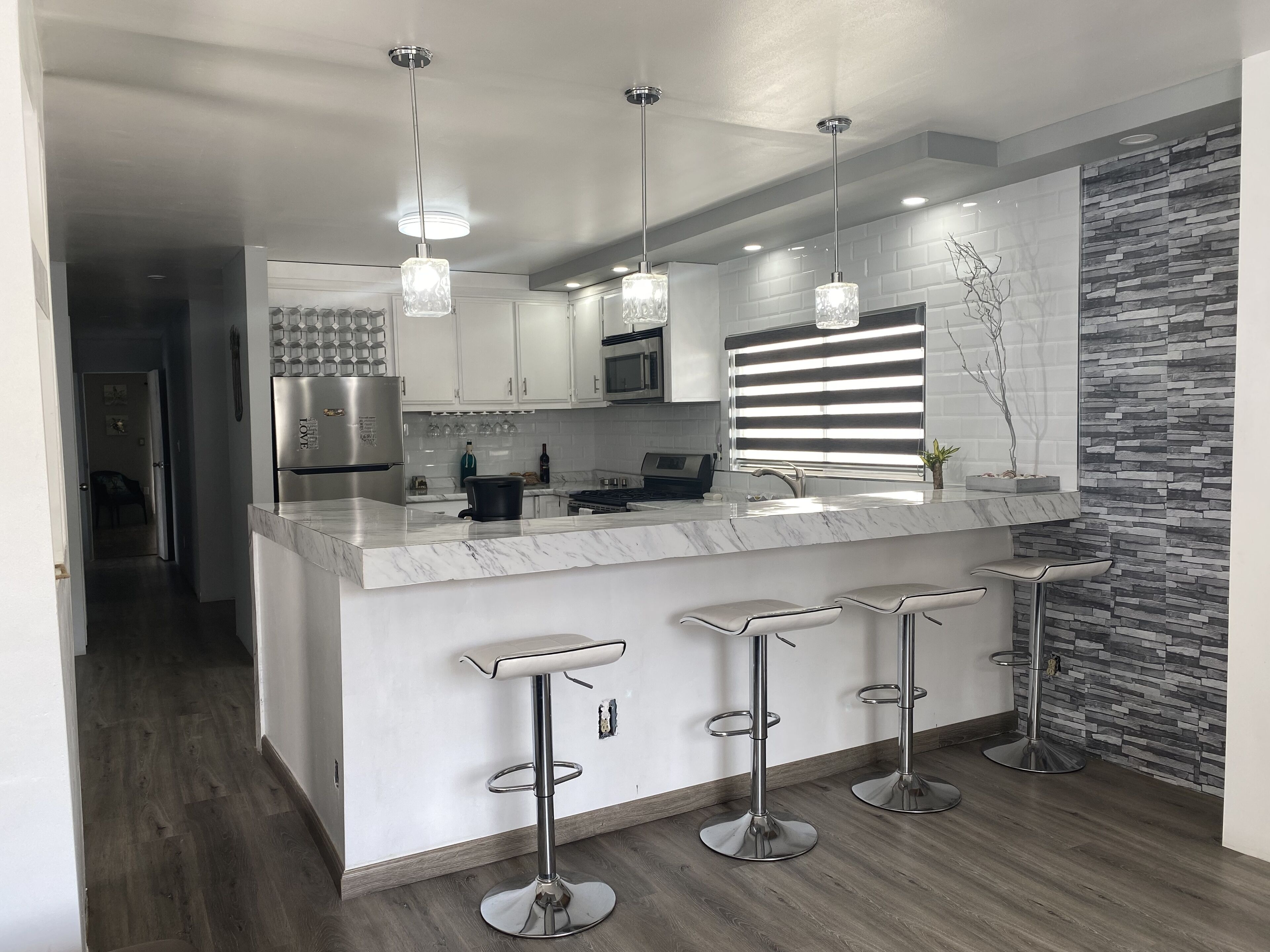 Réfrigérateur, micro-ondes, four, plaque de cuisson