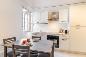 Een koelkast, een oven, een kookplaat, een koffiezetapparaat/waterkoker