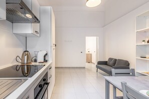 Fridge, oven, stovetop, coffee/tea maker - GuestHost - Functional apartment ideal for two people and equipped with the main services for a comfortable stay. The flat is located 7 minutes walk from the Central Station and 10 minutes from the Aldo Moro University and the Petruzzelli Theater, in an  (Bari)