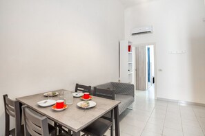 Dining - GuestHost - Cozy apartment ideal for two people, located just 7 minutes walk from Bari Centrale station and 10 minutes from Aldo Moro University and the Petruzzelli Theater. An excellent location to visit Bari comfortably and without means. The Conad sup (Bari)