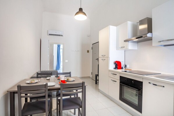 ثلاجة، فرن، موقد طهي مسطح، ماكينة لصنع القهوة/الشاي