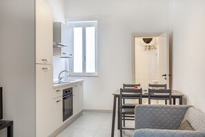 Fridge, oven, stovetop, coffee/tea maker