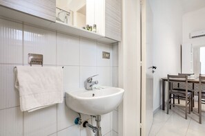 Shower, hair dryer, bidet, towels - GuestHost - Cozy apartment ideal for two people, located just 7 minutes walk from Bari Centrale station and 10 minutes from Aldo Moro University and the Petruzzelli Theater. An excellent location to visit Bari comfortably and without means. The Conad sup (Bari)