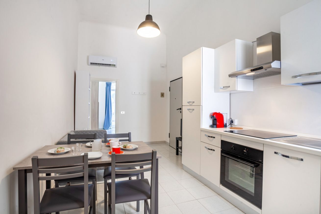 Kühlschrank, Ofen, Herdplatte, Wasserkocher mit Kaffee-/Teezubehör